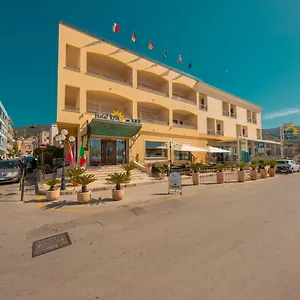 Riva Del Sole מלון